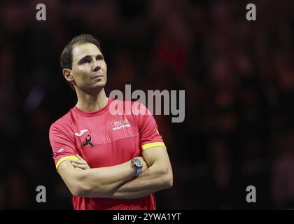 Rafael Nadal (ESP) sieht sich während einer Tribute-Zeremonie ein Video seiner Karriere an, während er sich während des Davis Cup f 2024 vom professionellen Tennis zurückzieht Stockfoto