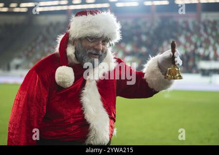 LUBIN, POLEN - 8. DEZEMBER 2024: Fußballspiel Polnisch PKO Ekstraklasa zwischen KGHM Zaglebie Lubin gegen Legia Warszawa 0:3. Der Weihnachtsmann auf dem Football Stockfoto