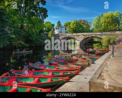 Großbritannien, North Yorkshire, Knaresborough, River Nidd und High Bridge. Stockfoto