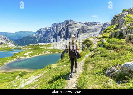 Touristen genießen im Sommer die malerische Aussicht auf die Tre cime di lavaredo und die Bergseen in den italienischen dolomiten. Laghi dei Piani Stockfoto