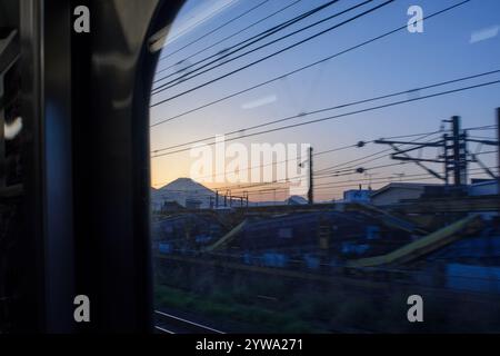 Die Silhouette des Fuji vor dem Himmel bei Sonnenuntergang, Blick vom japanischen shinkansen-Hochgeschwindigkeitszug in Tokio, Japan Stockfoto