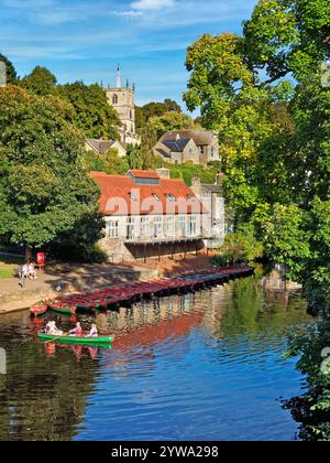 UK, North Yorkshire, Knaresborough, River Nidd von High Bridge. Stockfoto