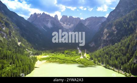 Atemberaubender Blick aus der vogelperspektive auf den Landsee, umgeben von den atemberaubenden dolomiten in Südtirol, italien Stockfoto