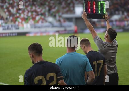 Teammanager Mann zeigt Spieler, die während des Fußballspiels ersetzt werden. Stockfoto