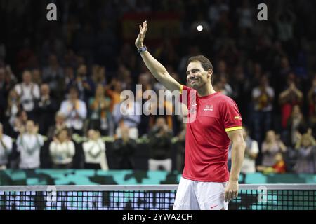 Rafael Nadal (ESP) winkt während einer Tribute-Zeremonie, als er sich während des Davis Cup Finals 2024 im Palacio de vom Profisport zurückzieht Stockfoto