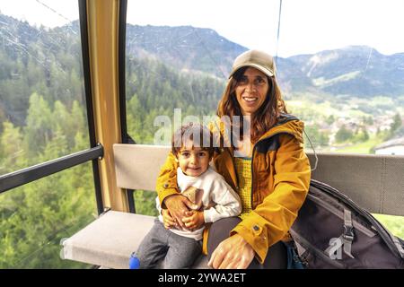 Touristen, die eine malerische Seilbahnfahrt in den italienischen dolomiten genießen und die atemberaubende Aussicht auf die Berge genießen Stockfoto