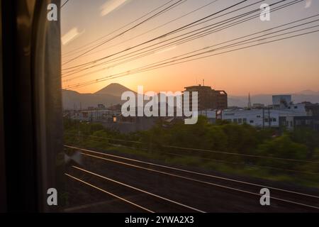 Die Silhouette des Fuji vor dem Himmel bei Sonnenuntergang, Blick vom japanischen shinkansen-Hochgeschwindigkeitszug in Tokio, Japan Stockfoto