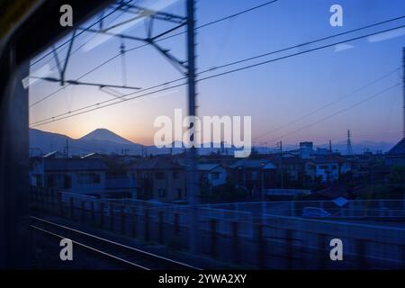 Die Silhouette des Fuji vor dem Himmel bei Sonnenuntergang, Blick vom japanischen shinkansen-Hochgeschwindigkeitszug in Tokio, Japan Stockfoto