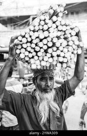 Porträt eines Mannes mit Holz auf dem Kopf, monochrom, Dhaka, Bangladesch, Asien Stockfoto