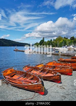 Großbritannien, Cumbria, Lake District, Bowness on Windermere, Ruderboote am Lake Windermere Shore. Stockfoto