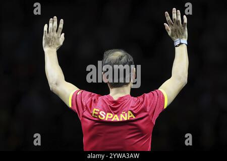 Rafael Nadal (ESP) winkt während einer Tribute-Zeremonie, als er sich während des Davis Cup Finals 2024 im Palacio de vom Profisport zurückzieht Stockfoto