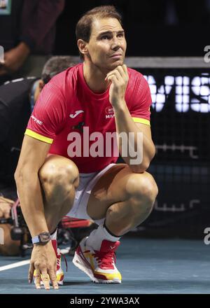 Rafael Nadal (ESP) sieht sich während einer Tribute-Zeremonie ein Video seiner Karriere an, während er sich während des Davis Cup f 2024 vom professionellen Tennis zurückzieht Stockfoto