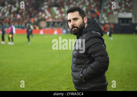 LUBIN, POLEN - 8. DEZEMBER 2024: Fußballspiel Polnisch PKO Ekstraklasa zwischen KGHM Zaglebie Lubin gegen Legia Warszawa 0:3. Feio Goncalo Cheftrainer von Stockfoto