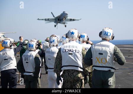 Ausgezeichnete Besucher beobachten den Flugbetrieb auf dem Flugdeck des größten Flugzeugträgers der worldÕs USS Gerald R. Ford (CVN 78), 11. September 202 Stockfoto