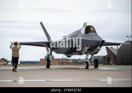 Der Senior Airman Thomas Clewell, Crewchef der 495th Fighter Generation Squadron, Marschälle ein F-35A Lightning II Flugzeug bei der RAF Lakenheath, Stockfoto