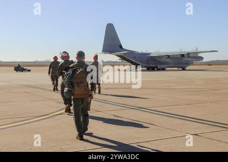 U.S. Marines mit Marine Aviation Logistics Squadron 11, Marine Aircraft Group 11, 3rd Marine Aircraft Wing, laden auf eine KC-130J Super Hercules Stockfoto