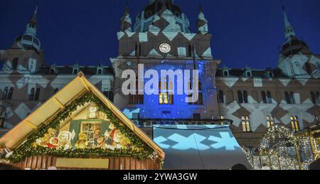 Schöne Weihnachtsdekoration am Hauptplatz, nachts, im Stadtzentrum von Graz, Steiermark, Österreich, Europa Stockfoto