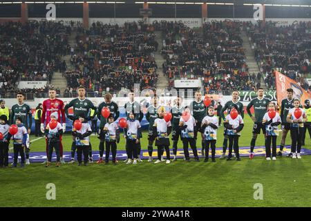 LUBIN, POLEN - 8. DEZEMBER 2024: Fußballspiel Polnisch PKO Ekstraklasa zwischen KGHM Zaglebie Lubin gegen Legia Warszawa 0:3. Team von Legia vor der Ma Stockfoto