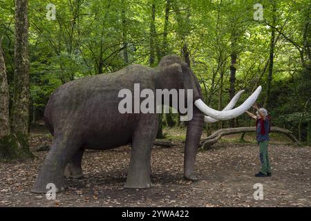 Figur eines lebensgroßen Mammuts, paläolithischer Park der Cueva del Valle, Rasines, Kantabrien, Spanien, Europa Stockfoto