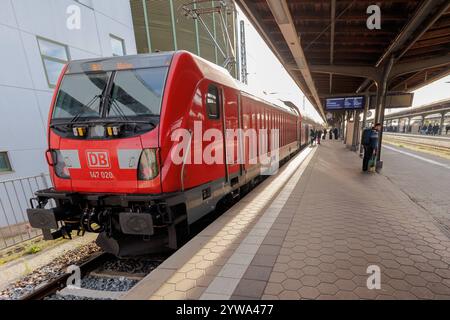 02.11.2024: Ein Regionalexpress der Linie RE3 steht am Gleis 1 zur Fahrt Richtung Berlin bereit im Hauptbahnhof Stralsund Stralsund Hauptbahnhof Mecklenburg - Vorpommern Deutschland *** 02 11 2024 Ein Regionalexpress der Linie RE3 fährt am Bahnsteig 1 am Stralsund Hauptbahnhof Mecklenburg-Vorpommern ab Stockfoto