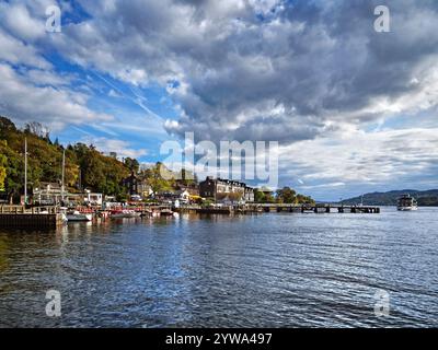 Großbritannien, Cumbria, Lake District, Ambleside, Steamer Boat nähert sich dem Waterhead Pier am Lake Windermere. Stockfoto