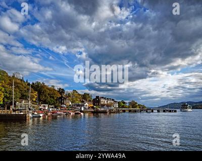 Großbritannien, Cumbria, Lake District, Ambleside, Steamer Boat nähert sich dem Waterhead Pier am Lake Windermere. Stockfoto
