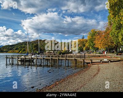 Großbritannien, Cumbria, Lake District, Ambleside, Waterhead Boat Jetty's am Lake Windermere. Stockfoto