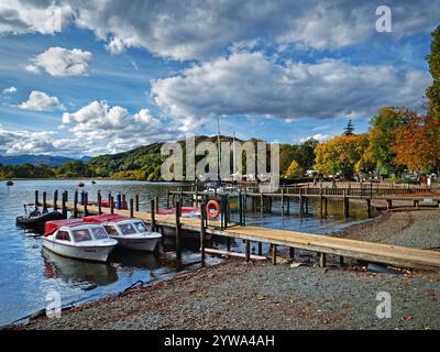 Großbritannien, Cumbria, Lake District, Ambleside, Waterhead Boat Jetty's am Lake Windermere. Stockfoto