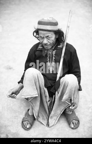 Porträt eines Mannes auf der Straße, monochrom, Dhaka, Bangladesch, Asien Stockfoto