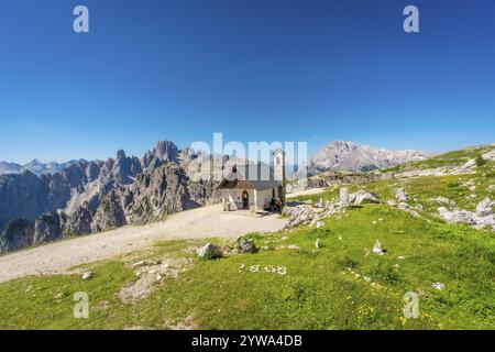 Touristen, die einen sonnigen Sommertag an der Kapelle in der Nähe der Gipfel der Tre cime di lavaredo in den italienischen dolomiten genießen, Cappella degli Alpini Stockfoto