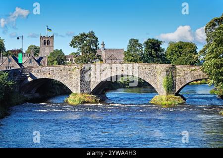 UK, Cumbria, Kendal, River Kent, Nether Bridge und Kendal Parish Church. Stockfoto