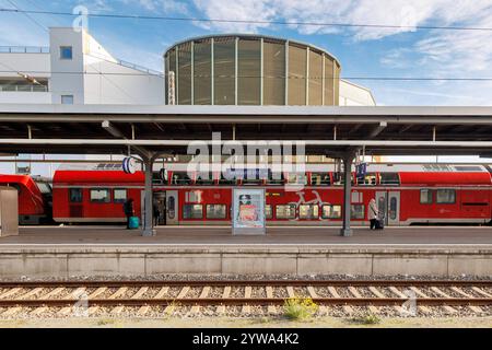 02.11.2024: Ein Regionalexpress der Linie RE3 steht am Gleis 1 zur Fahrt Richtung Berlin bereit im Hauptbahnhof Stralsund Stralsund Hauptbahnhof Mecklenburg - Vorpommern Deutschland *** 02 11 2024 Ein Regionalexpress der Linie RE3 fährt am Bahnsteig 1 am Stralsund Hauptbahnhof Mecklenburg-Vorpommern ab Stockfoto