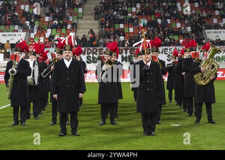 LUBIN, POLEN - 8. DEZEMBER 2024: Fußballspiel Polnisch PKO Ekstraklasa zwischen KGHM Zaglebie Lubin gegen Legia Warszawa 0:3. Konzert der Bergarbeiterorche Stockfoto