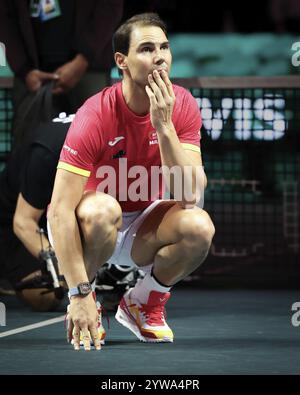 Rafael Nadal (ESP) sieht sich während einer Tribute-Zeremonie ein Video seiner Karriere an, während er sich während des Davis Cup f 2024 vom professionellen Tennis zurückzieht Stockfoto