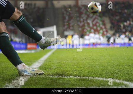 LUBIN, POLEN - 8. DEZEMBER 2024: Fußballspiel Polnisch PKO Ekstraklasa zwischen KGHM Zaglebie Lubin gegen Legia Warszawa 0:3. Der Spieler tritt in die Ecke. Stockfoto