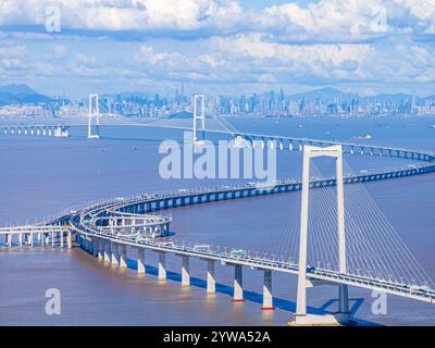 (241210) -- GUANGZHOU, 10. Dezember 2024 (Xinhua) -- ein Luftdrohnenfoto vom 3. Juli 2024 zeigt Fahrzeuge, die auf der Shenzhen-Zhongshan-Verbindung in der südchinesischen Provinz Guangdong fahren. In den letzten Jahren hat sich der Bau von Quer- und Übersee-Passagen im Großraum Guangdong-Hongkong-Macao rasant entwickelt. Die Durchgangsnetze spielen eine wichtige Rolle beim Aufbau und der Verbesserung des umfassenden dreidimensionalen Verkehrsnetzes in der Greater Bay Area sowie bei der Förderung einer tieferen Integration und Entwicklung in der Region. (Xinhua/Mao Siqian) Stockfoto