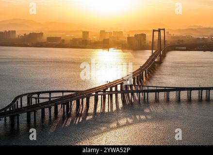 (241210) -- GUANGZHOU, 10. Dezember 2024 (Xinhua) -- ein Luftdrohnenfoto, aufgenommen am 27. November 2024, zeigt die Wanqingsha Branch Line, die mit der Shenzhen-Zhongshan-Verbindung in der südchinesischen Provinz Guangdong verbunden ist. In den letzten Jahren hat sich der Bau von Quer- und Übersee-Passagen im Großraum Guangdong-Hongkong-Macao rasant entwickelt. Die Durchgangsnetze spielen eine wichtige Rolle beim Aufbau und der Verbesserung des umfassenden dreidimensionalen Verkehrsnetzes in der Greater Bay Area sowie bei der Förderung einer tieferen Integration und Entwicklung in der Region. (Xinhua/Liu Dawei) Stockfoto