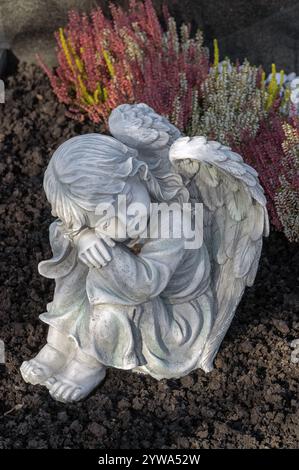 Grab mit schlafendem Cherub in der Nähe der Rokoko-Kirche St. Ulrich, liebevoll bekannt als die kleine Wiese, Seeg, Allgaeu, Bayern, Deutschland, Europa Stockfoto