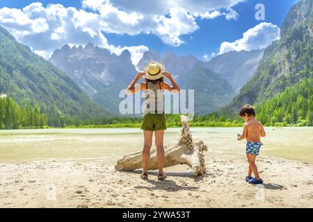 Mutter und Sohn genießen einen sonnigen Tag am lago di Landro, umgeben von den atemberaubenden dolomiten in Südtirol, italien Stockfoto