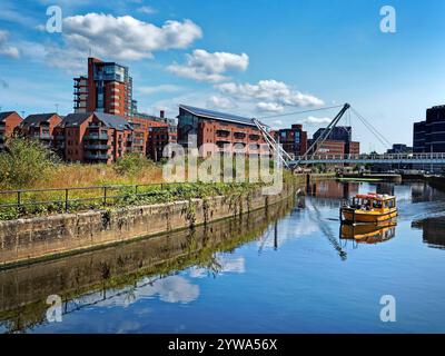 UK, West Yorkshire, Leeds, Aire und Calder Navigation mit Blick über North Fearns Island zur Knights Way Bridge und Roberts Wharf. Stockfoto