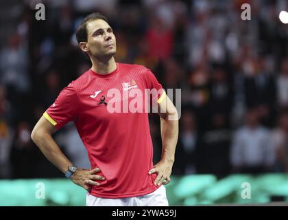 Rafael Nadal (ESP) sieht sich während einer Tribute-Zeremonie ein Video seiner Karriere an, während er sich während des Davis Cup f 2024 vom professionellen Tennis zurückzieht Stockfoto