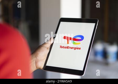 TotalEnergies SE, ein Multi-Energie-Unternehmen, produziert und vermarktet Öl und Biokraftstoffe, Erdgas, grüne Gase, erneuerbare Energien und Strom in Frankreich, Rest Stockfoto
