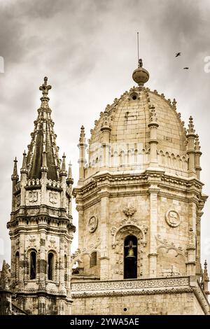 Kirchturm, gotische Kathedrale mit verzierten Türmen und einer runden Kuppel unter bewölktem Himmel, Kloster Jeronimos, Lissabon, Portugal, Europa Stockfoto