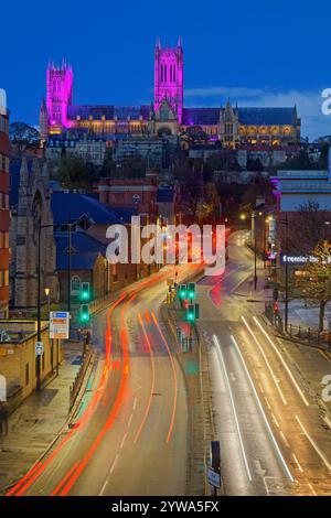 UK, Lincolnshire, Lincoln Cathedral, Western und Central Towers und Südfassade mit Adventsbeleuchtung von der Fußgängerbrücke über die Melville Street. Stockfoto