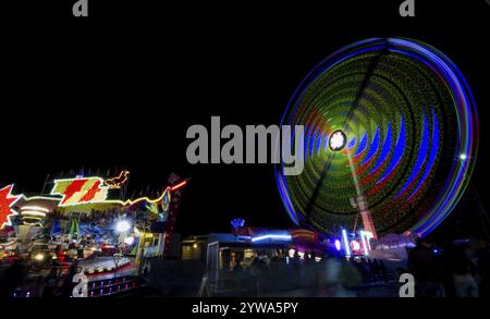 Graz, Österreich - 05. Oktober 2019: Riesenrad in Bewegung im Vergnügungspark, bei Nacht. Langzeitbelichtung. Stockfoto