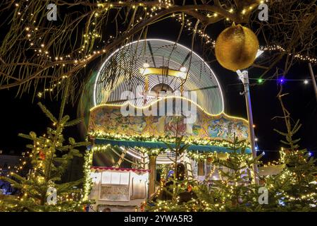 Vintage Karussell und schöne Weihnachtsdekoration bei Nacht, im Stadtzentrum von Graz, Steiermark Region, Österreich, Europa Stockfoto