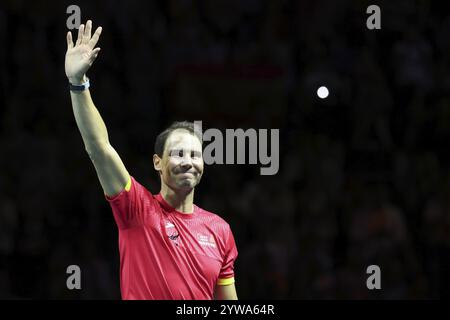 Rafael Nadal (ESP) winkt während einer Tribute-Zeremonie, als er sich während des Davis Cup Finals 2024 im Palacio de vom Profisport zurückzieht Stockfoto