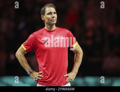 Rafael Nadal (ESP) sieht sich während einer Tribute-Zeremonie ein Video seiner Karriere an, während er sich während des Davis Cup f 2024 vom professionellen Tennis zurückzieht Stockfoto