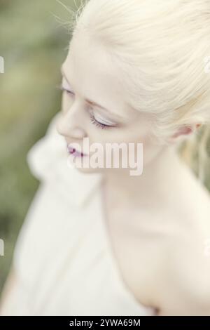 Blonde, junge Frau mit rotem Lippenstift Stockfoto