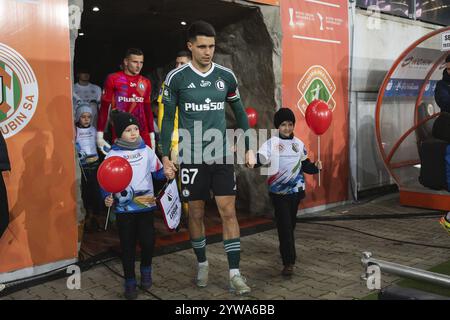 LUBIN, POLEN - 8. DEZEMBER 2024: Fußballspiel Polnisch PKO Ekstraklasa zwischen KGHM Zaglebie Lubin gegen Legia Warszawa 0:3. Kapitän von Legia Bartosz Ka Stockfoto